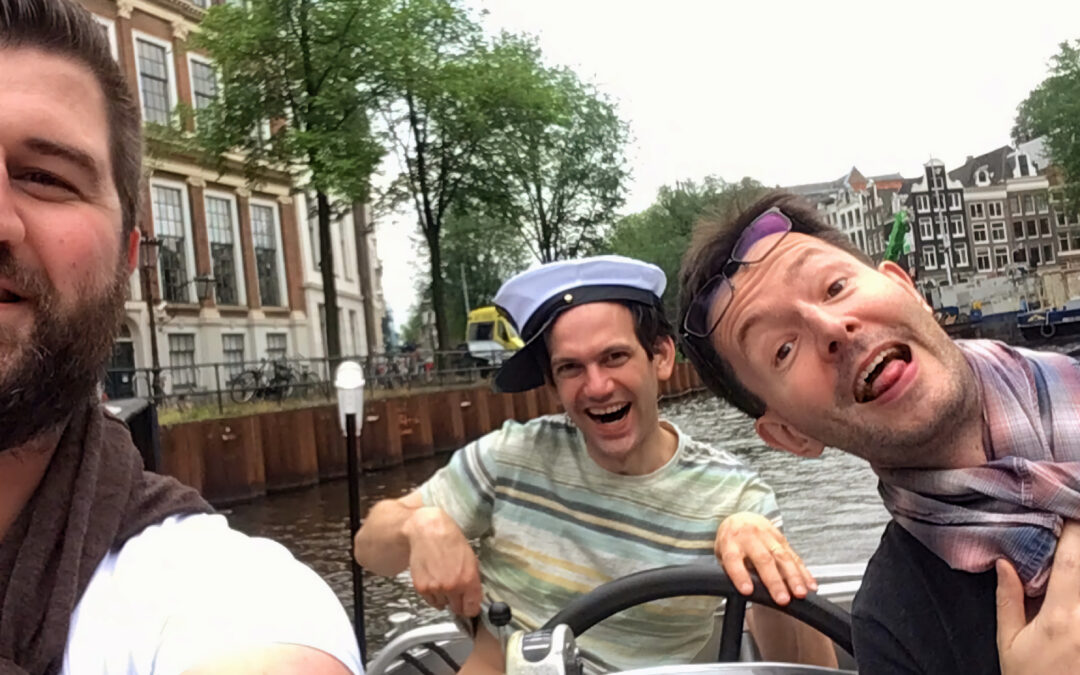 Teamsfeer op het water van Amsterdam