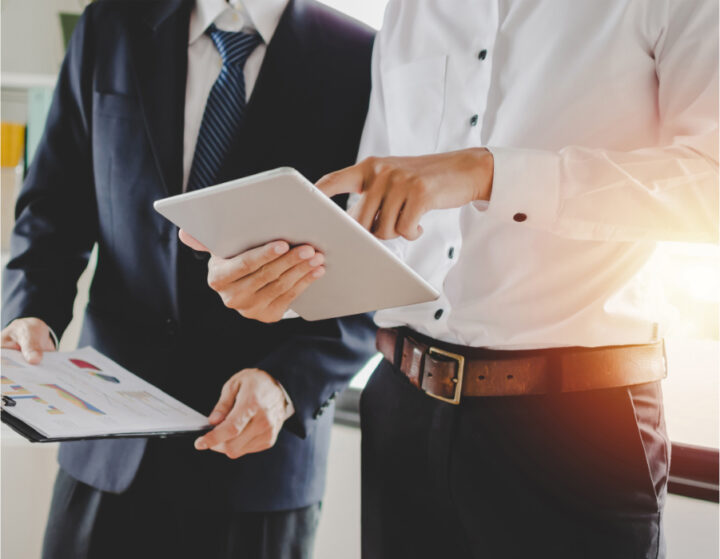 Twee mannen kijken samen naar tablet