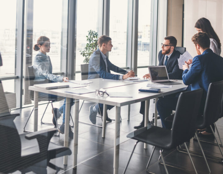 Team overlegt in glazen cabine