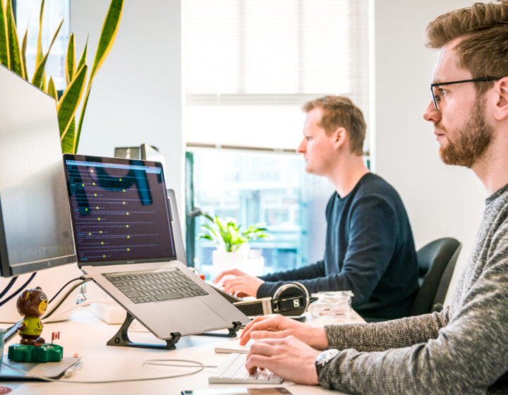 Twee developers werken samen aan een bureau
