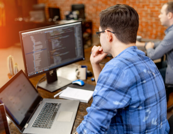 Medewerkers werken aan computer