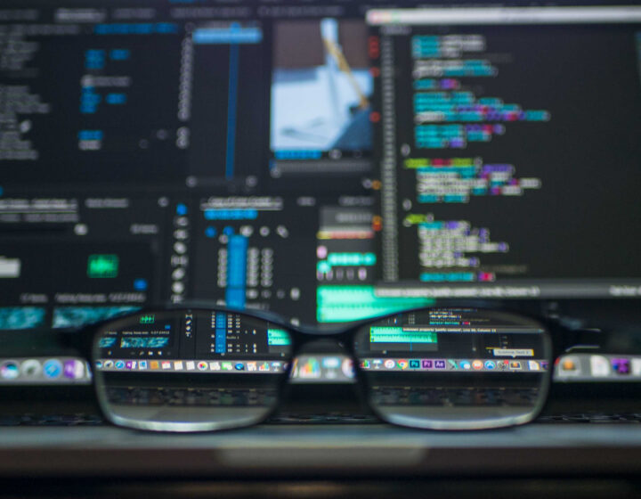 Schermen met code en bril