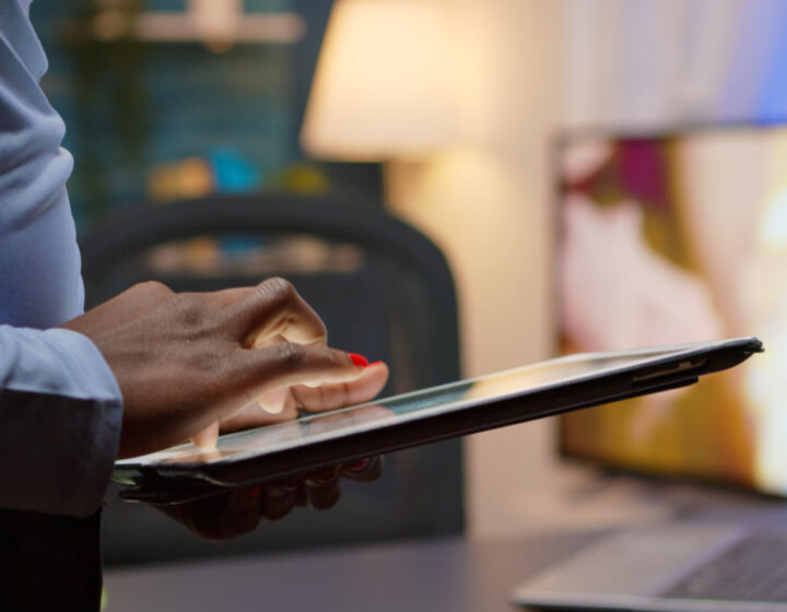 Close up handen met tablet