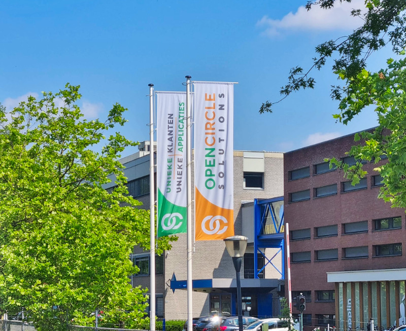 Open Circle vaandels buiten voor het kantoor