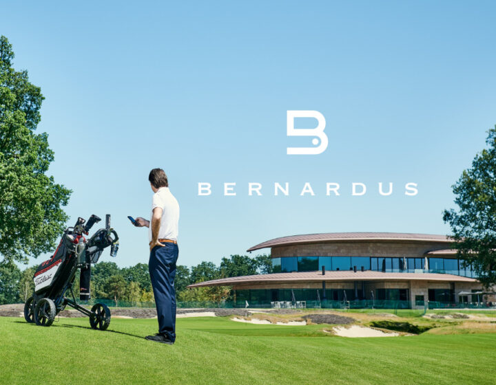 Speler met smartphone op green Bernardus