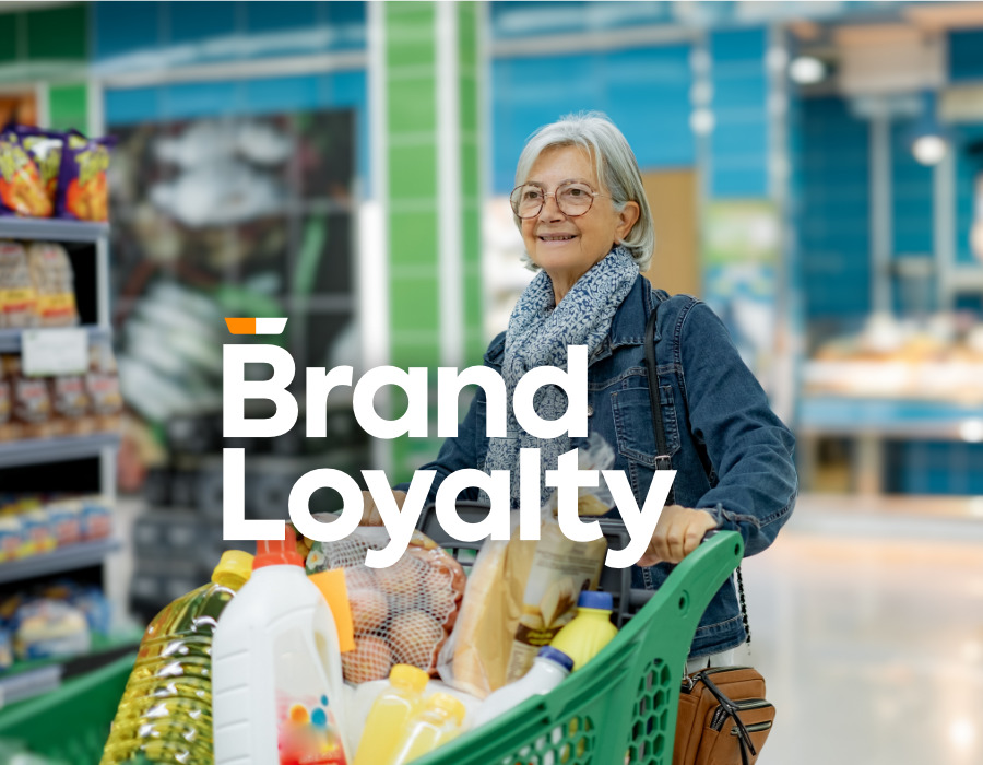 Oudere vrouw doet boodschappen in de supermarkt, met daarop het logo van BrandLoyalty