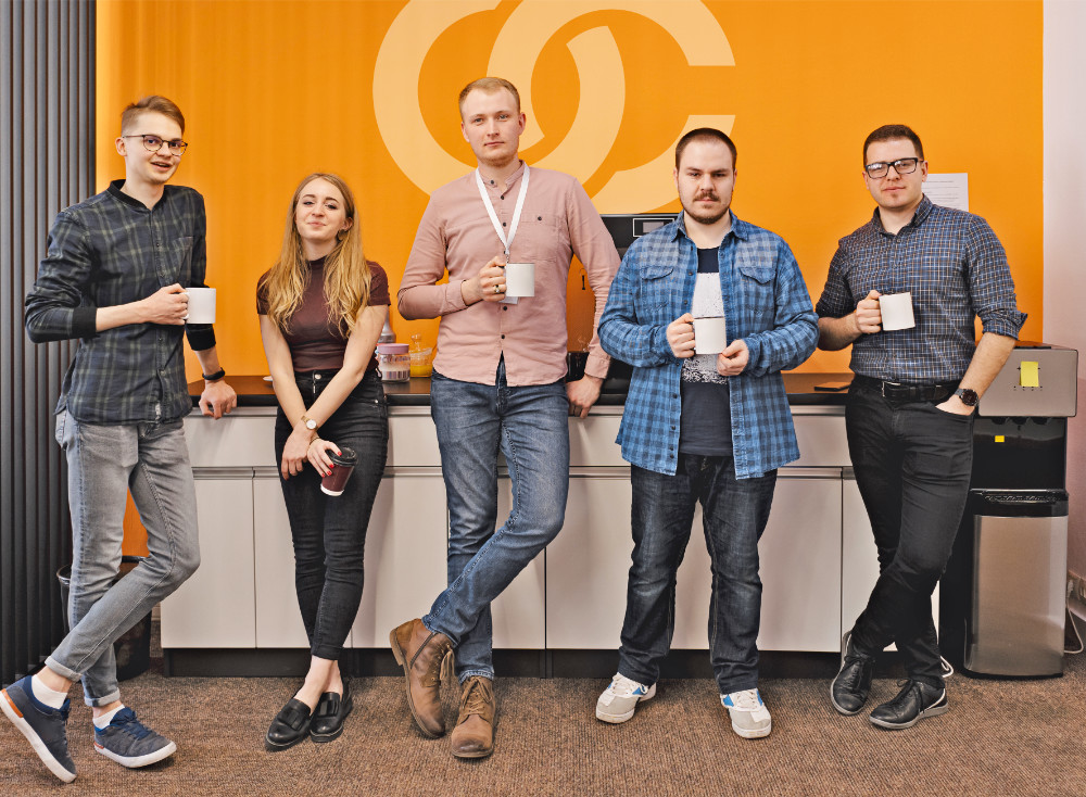 Trotse developers drinken samen koffie