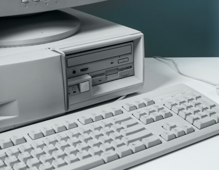 Close up van oude computer en toetsenbord